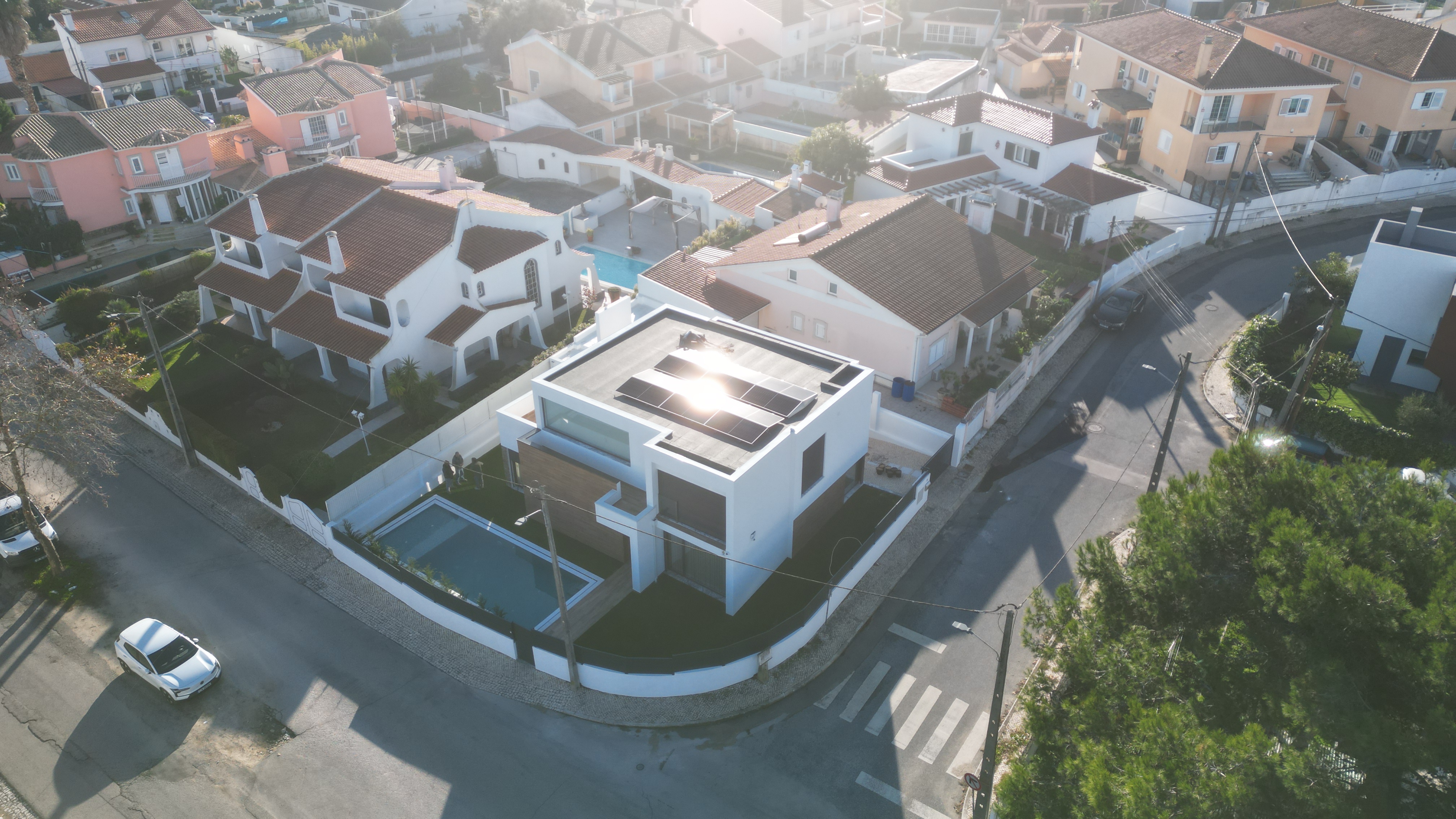 Vista aérea de uma cidade ao pôr do sol